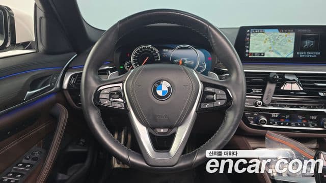 BMW 5 Series 2018 — ფოტო 14/20