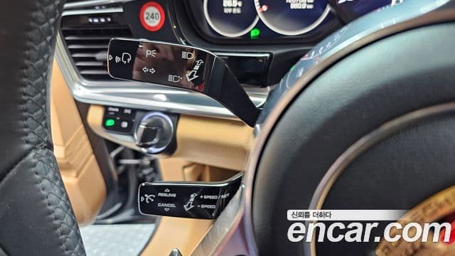 Porsche Panamera 2018 — Şəkil 24/46