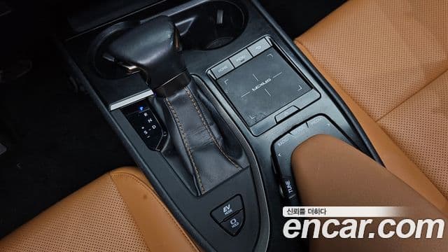 Lexus UX250h 2019 — Şəkil 9/20