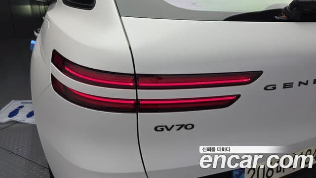 Genesis GV70 2021 — Photo 17/33