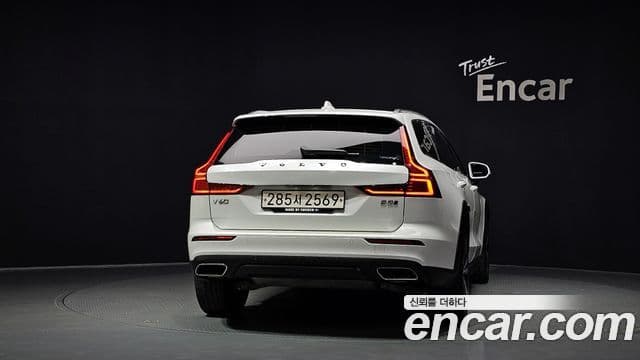 Volvo V60 Cross Country 2020 — Фото 4/20
