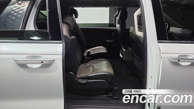Kia Carnival 2023 — фото 11 из 20