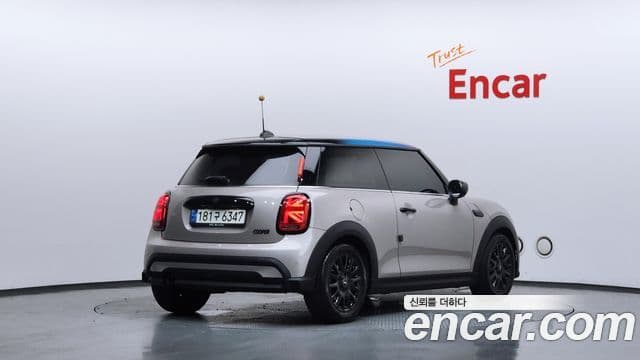 Mini Cooper 2021 — ფოტო 26/30