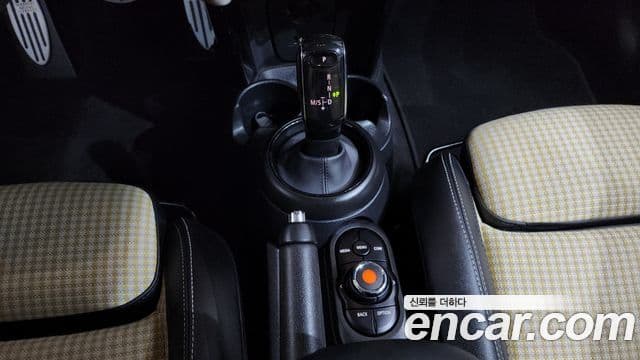 Mini Cooper 2021 — ფოტო 23/30