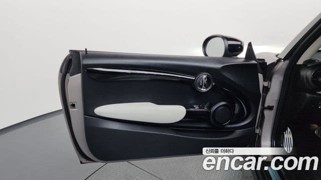 Mini Cooper 2021 — ფოტო 29/30