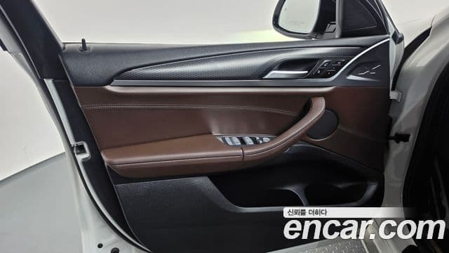 BMW X4 2022 — Photo 23/34