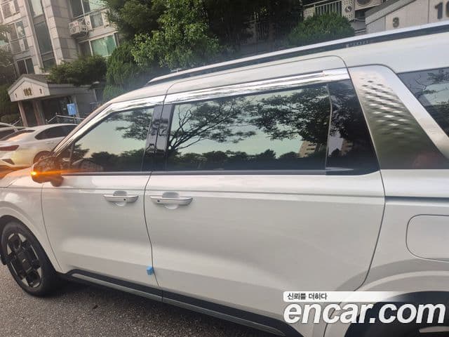 Kia Carnival 2025 — Фото 1/8