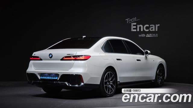 BMW i7 2023 — ფოტო 13/34