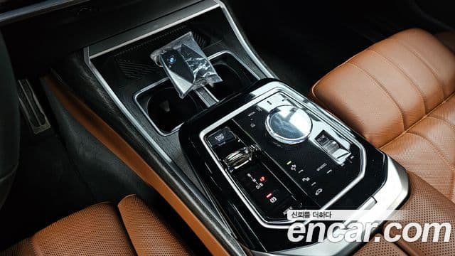 BMW i7 2023 — ფოტო 21/34