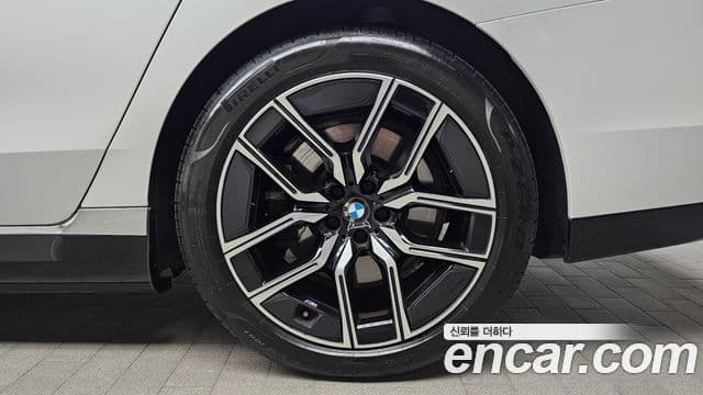 BMW i7 2023 — ფოტო 19/34