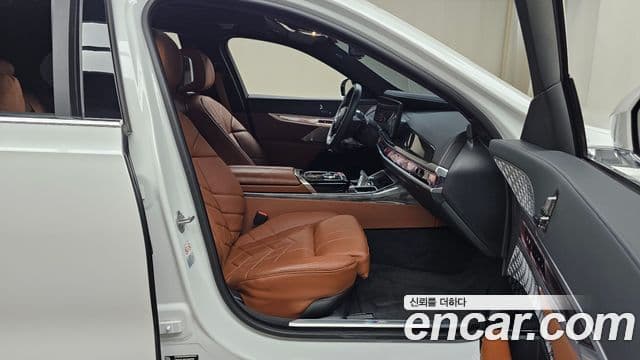 BMW i7 2023 — ფოტო 18/34