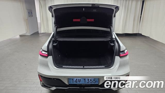 BMW i7 2025 — Photo 32/35