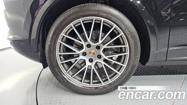 Porsche Cayenne 2023 — Photo 1/38