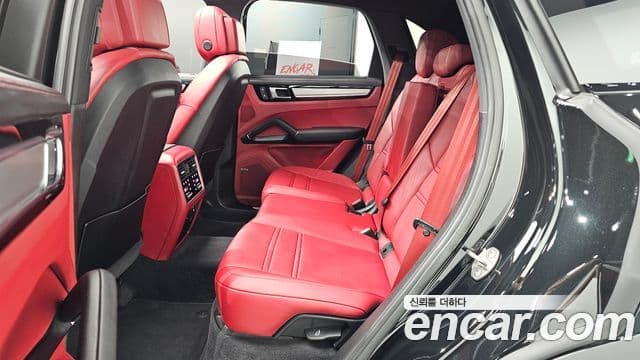 Porsche Cayenne 2023 — Photo 13/38