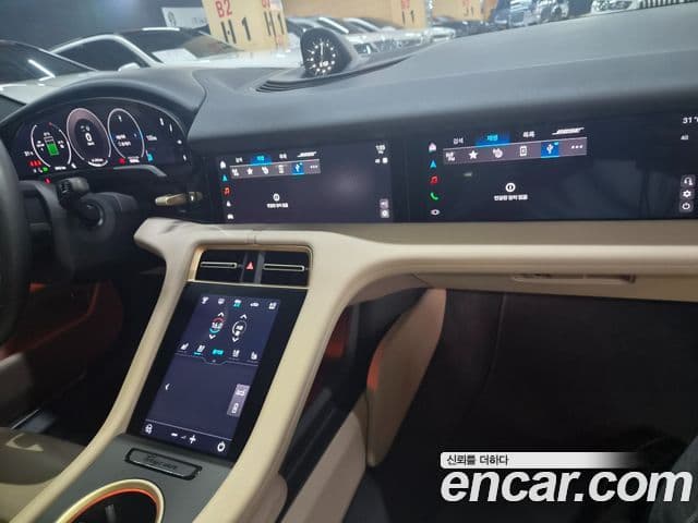 Porsche Taycan 2025 — Photo 18/20