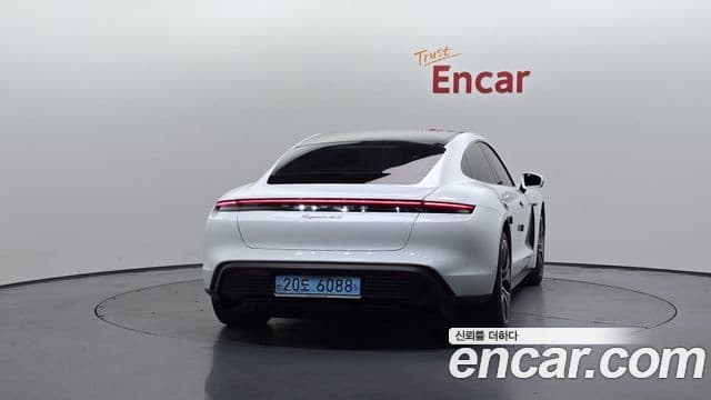 Porsche Taycan 2021 — Photo 30/36