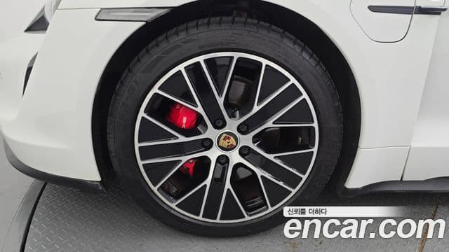 Porsche Taycan 2021 — Photo 31/36