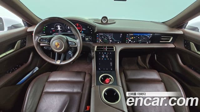 Porsche Taycan 2021 — Photo 17/36