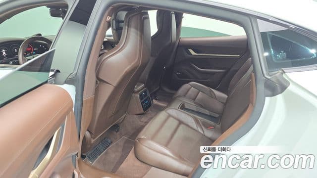 Porsche Taycan 2021 — Photo 28/36