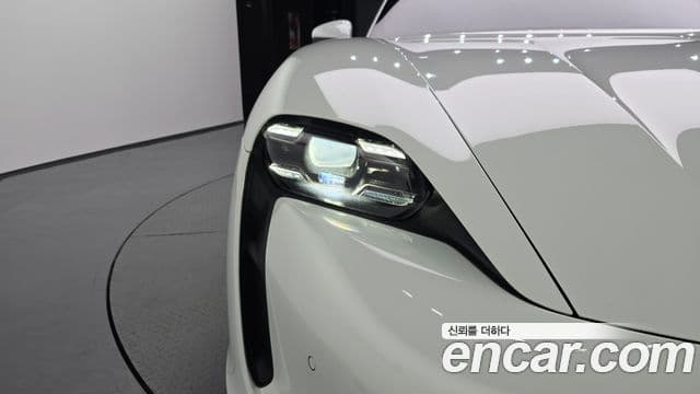 Porsche Taycan 2021 — Photo 10/36