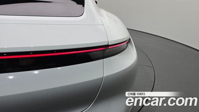 Porsche Taycan 2021 — Photo 19/36