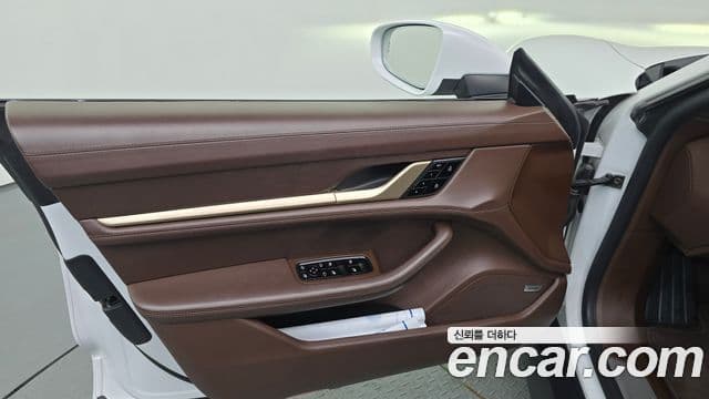 Porsche Taycan 2021 — Photo 7/36