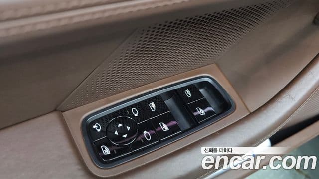 Porsche Taycan 2021 — Photo 16/36