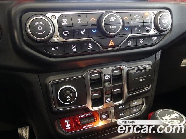Jeep Wrangler 2019 — Фото 19/20