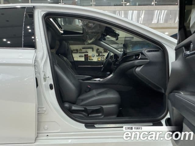 Toyota Camry 2024 — Photo 8/19