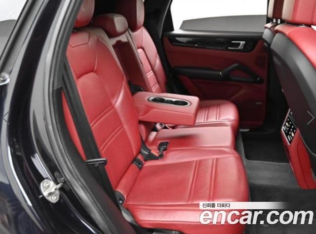 Porsche Cayenne 2021 — Photo 8/20