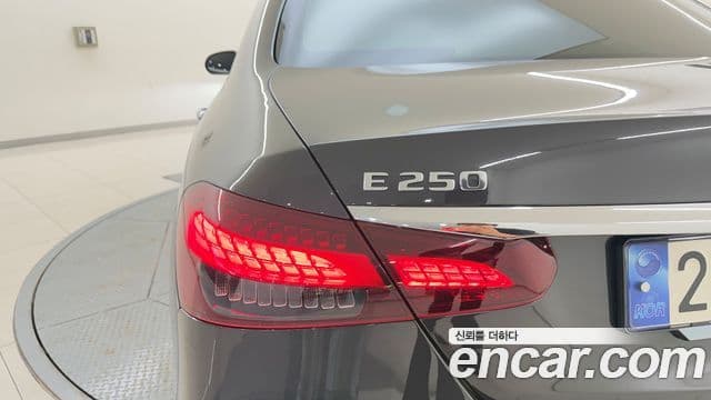 Mercedes-Benz E-Class 2023 — Фото 11/20