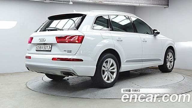 Audi Q7 2019 — Фото 1/20