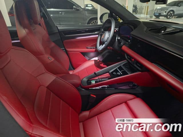 Porsche Macan EV 2025 — Photo 3/17
