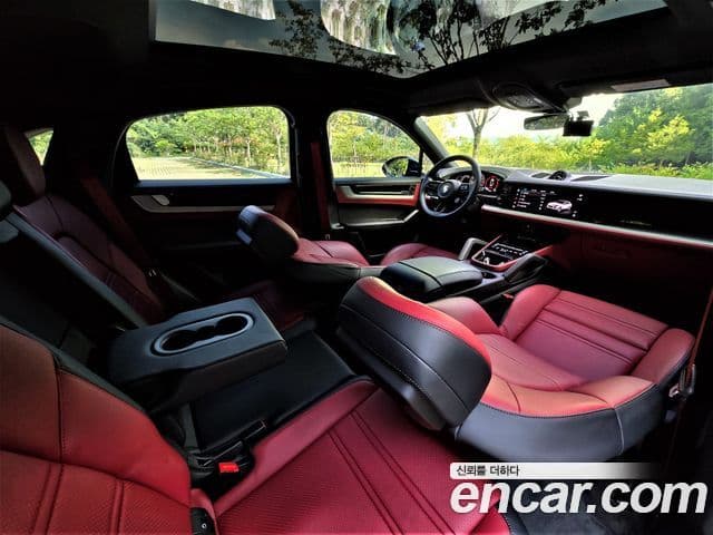 Porsche Cayenne 2023 — ფოტო 14/20