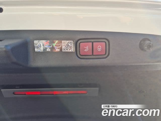 Mercedes-Benz E-Class 2025 — Photo 8/20