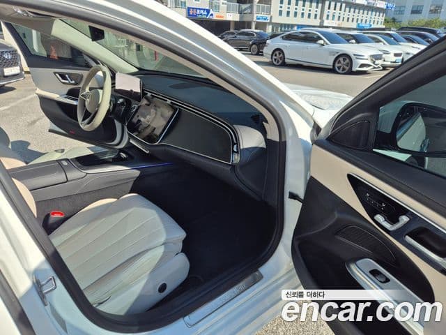 Mercedes-Benz E-Class 2025 — Photo 17/20