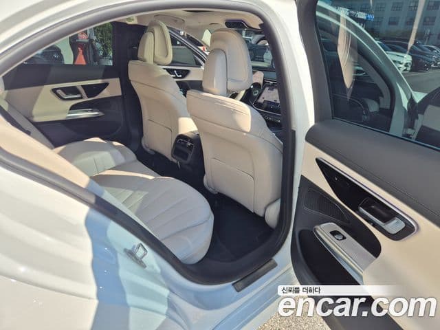 Mercedes-Benz E-Class 2025 — Photo 12/20