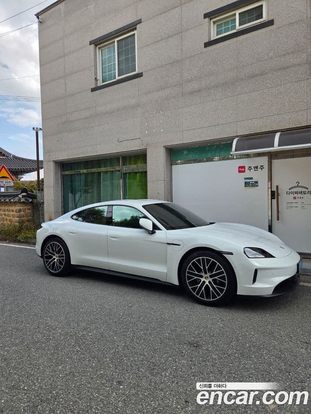 Porsche Taycan 2025 — Photo 2/14