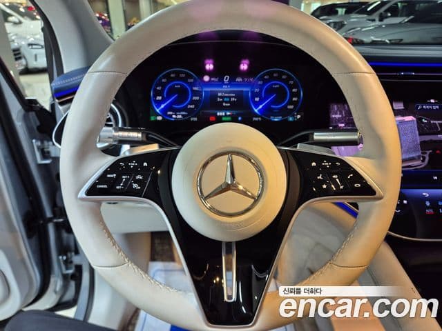 Mercedes-Benz EQS SUV 2023 — Photo 3/20