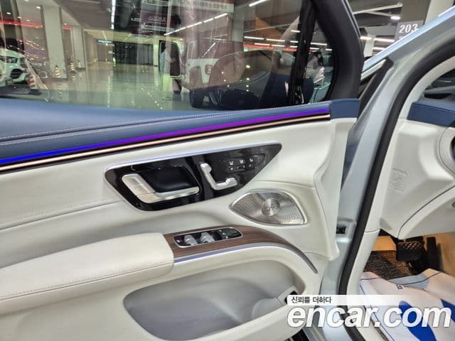 Mercedes-Benz EQS SUV 2023 — Photo 13/20