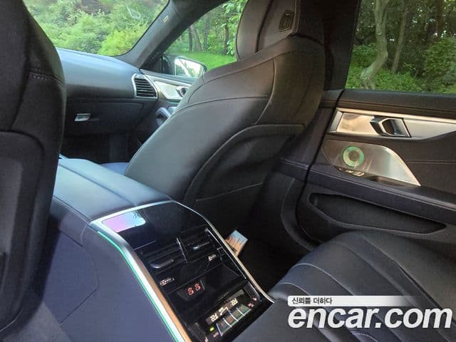 BMW 8 Series 2024 — Photo 11/14