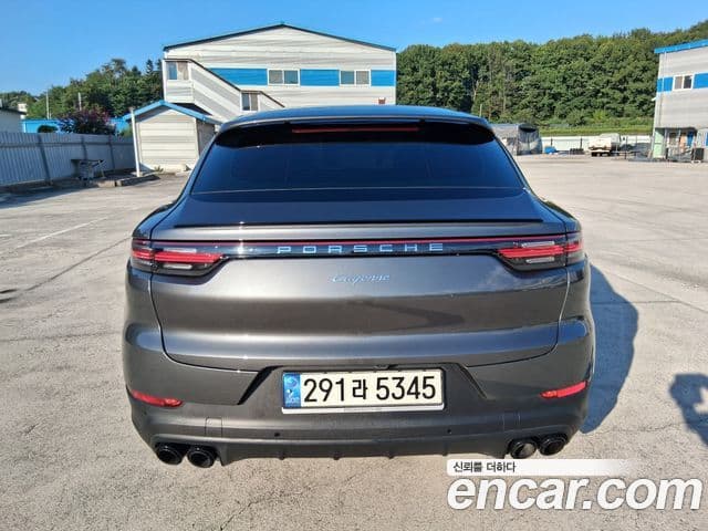 Porsche Cayenne 2022 — ფოტო 8/17