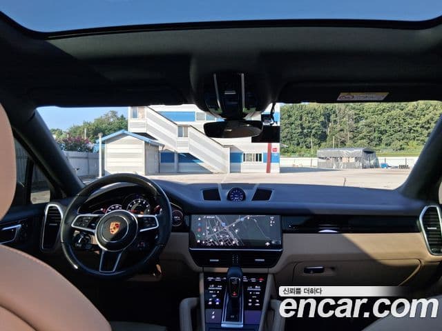 Porsche Cayenne 2022 — ფოტო 11/17