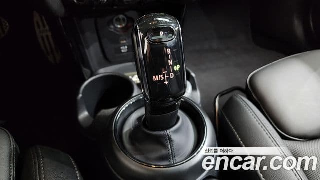 Mini Cooper 2021 — ფოტო 30/33