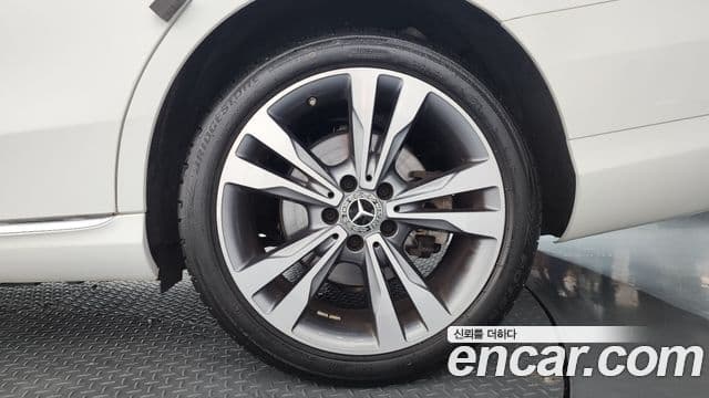 Mercedes-Benz C-Class 2021 — Photo 17/33