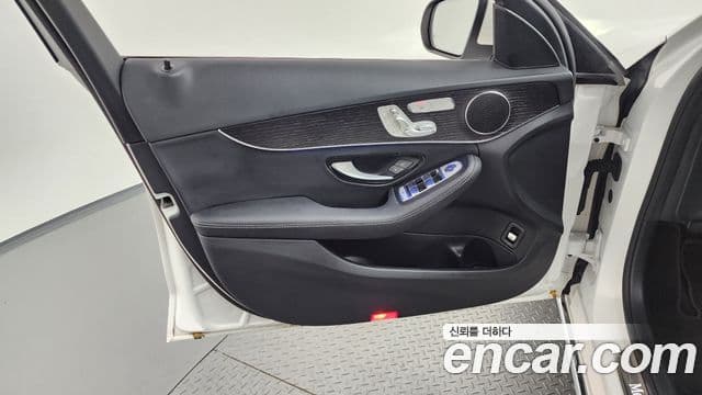 Mercedes-Benz C-Class 2021 — Photo 9/33
