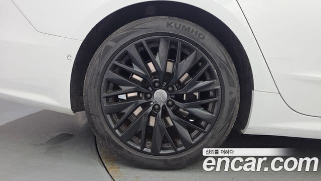 Audi A7 2020 — ფოტო 29/32