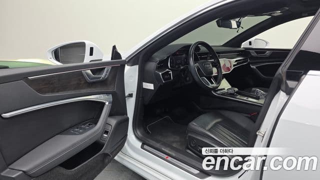 Audi A7 2020 — ფოტო 28/32