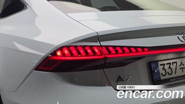 Audi A7 2020 — ფოტო 13/32