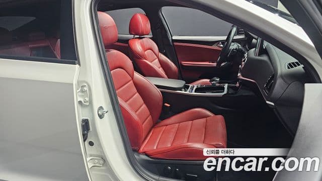 Kia Stinger 2018 — ფოტო 28/34